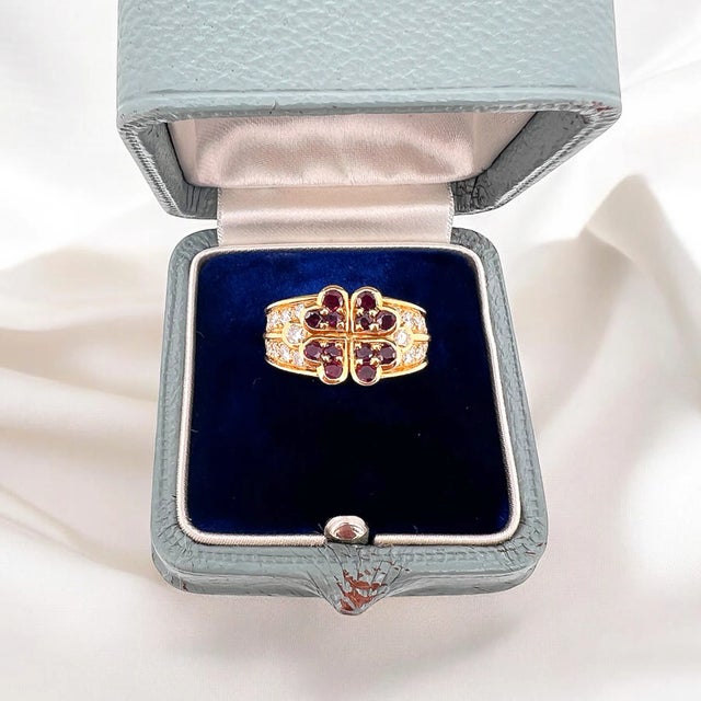 Vintage ring signed Boucheron in 18 carat gold (750 thousandths). It is decorated in the center with a motif representing...