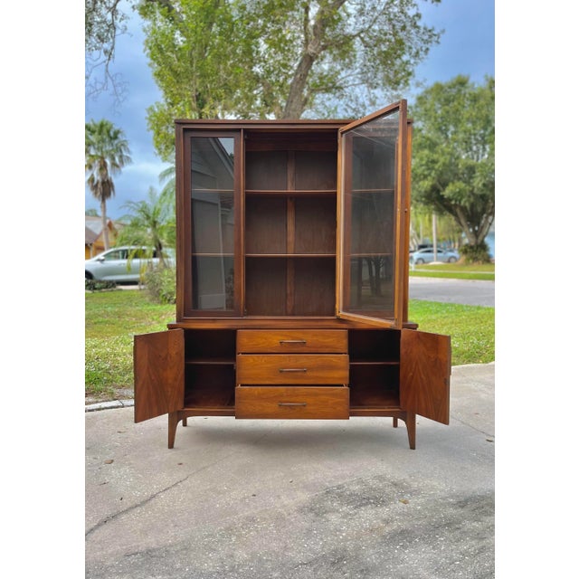 Mid-Century Modern Highboy Hutch With Buffet and Display Storage in the Style of Kent Coffey Perspecta Series For Sale - Image 3 of 13