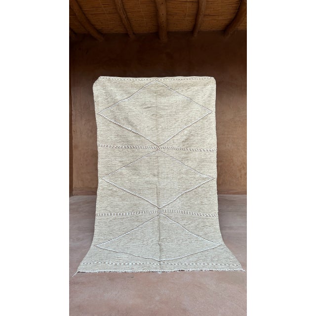 2020s Mid-Century Modern Moroccan Flatweave Wool Rug - 8.1 X 4.7 Ft For Sale - Image 5 of 9