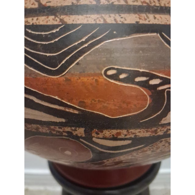 F-018 Signed 12" Mata Sgraffito Vessel -Ines Oliva- Geometric Lizard Motif. For Sale - Image 11 of 11