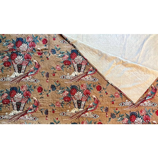Antique 3arly 19th dentury English dhintz quilted coverlet circa 1830. Printed cotton decorated with a repeating pattern...