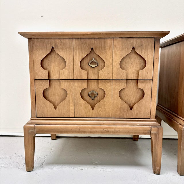 Mid-Century Modern 1950s Pair of Kent Coffey Perspecta Mid Century Modern Oak Nightstands Moroccan, Attributed For Sale - Image 3 of 15