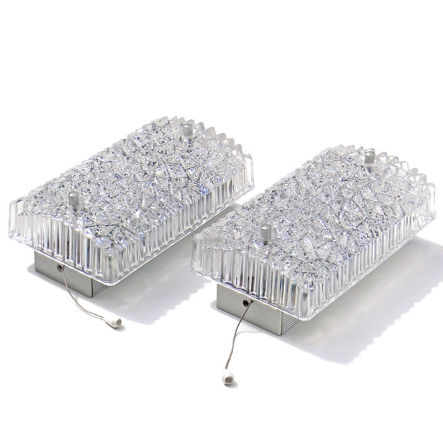 Mid-Century Modern German Structured Glass and Aluminum Wall Light Lamp by Hoffmeister, 1970s, Set of 2 For Sale - Image 3 of 8