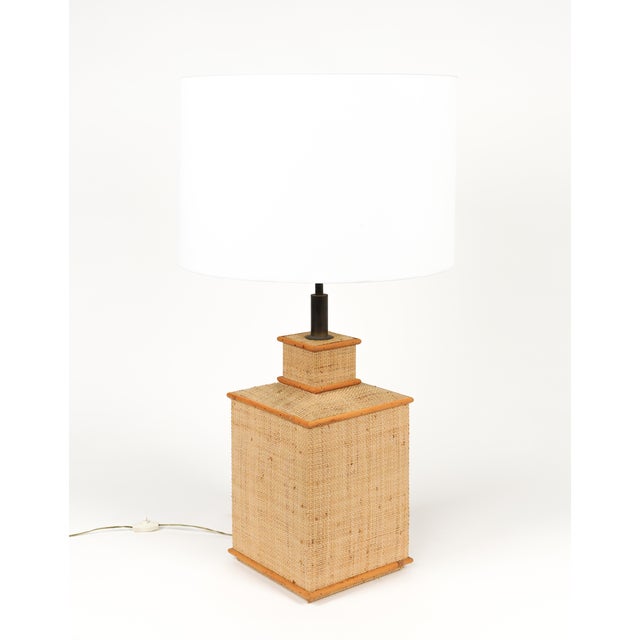 Midcentury amazing big table lamp in Rattan, wicker and brass whit round white lampshade in the style of Vivai Del Sud....