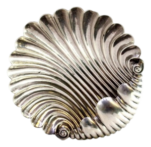 Shell-Shaped Silver Ring with Round Feet