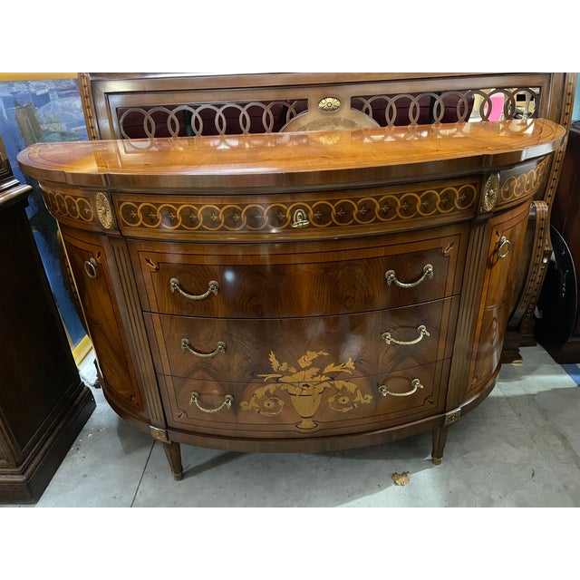 In golden metal and composed of multiple types of wood. Furnishing accessory enriched with golden details and floral...