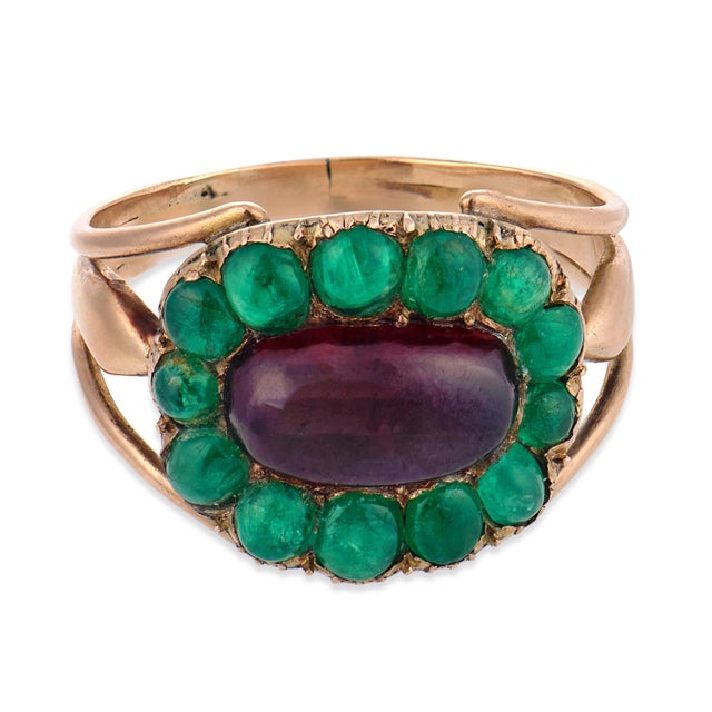 Traditional Mid 19th Century Georgian Cabochon Cut Garnet Emerald 10k Rose Gold Ring, Size 8 For Sale - Image 3 of 5