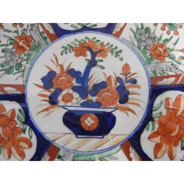 Smooth scalloped edges surround the beauty of this Chinese Imari plate from the early 20th century. Vibrant shades of red,...