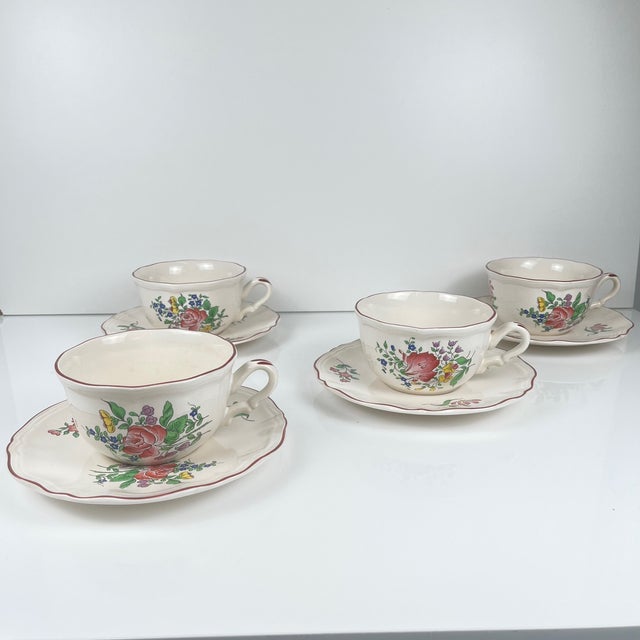 Set of 4 large cups and saucers, "Réverbère" pattern by KG Lunéville Dimensions: 15 cm x 12 cm Total height: 7 cm Saucers:...