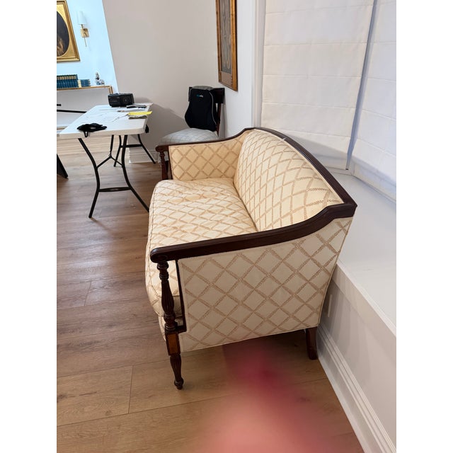 French Vintage French-Style Upholstered Settee – Carved Mahogany Frame For Sale - Image 3 of 10