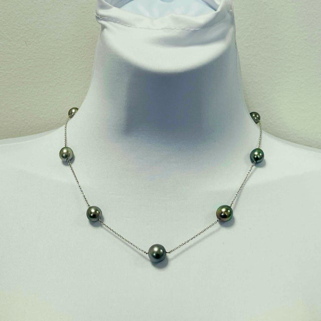 Beautiful Tahitian pearl necklace handmade in 18k white gold. Total of 10 pearls with nice luster and color. Length is 19".
