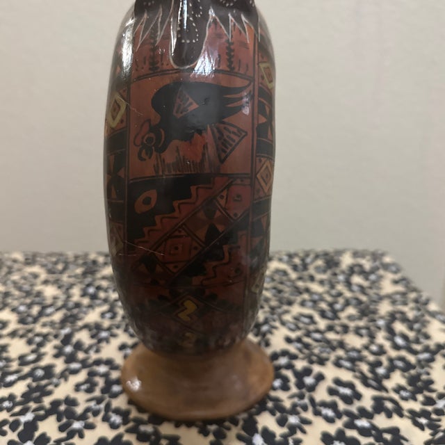 1960s Vintage Peruvian Cusco Art Pottery Hand-Painted Jaguar Doughnut Vessel For Sale - Image 5 of 9