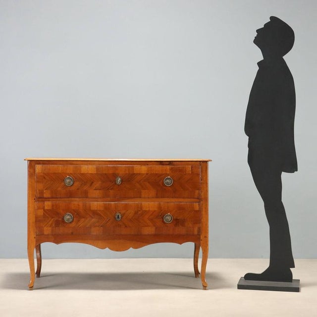 Barocchetto walnut chest of drawers dating back to the mid-18th century, originating from Italy. Featuring a serpentine...