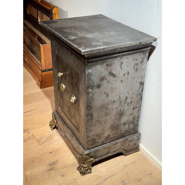Dutch antique safe in good condition with a well-functioning pump lock. The industrial look combined with the traditional...