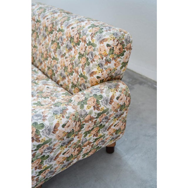 1970s 2-Seater Sofa in Floral Fabric, Wooden Structure, Plastic and Wooden Feet, 1970s For Sale - Image 5 of 18
