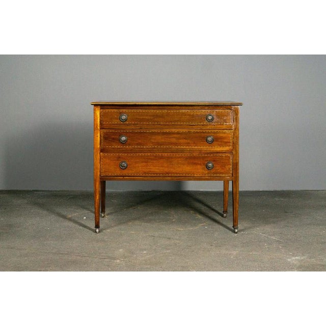Item: Chest of drawers Period & Style: England - Early 20th century Features: - Elegant and practical piece of furniture...