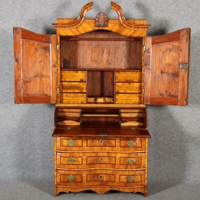 Baroque Secretaire in Walnut with Insertion Work, 18th Century, in Good conditions. Designed before 1890