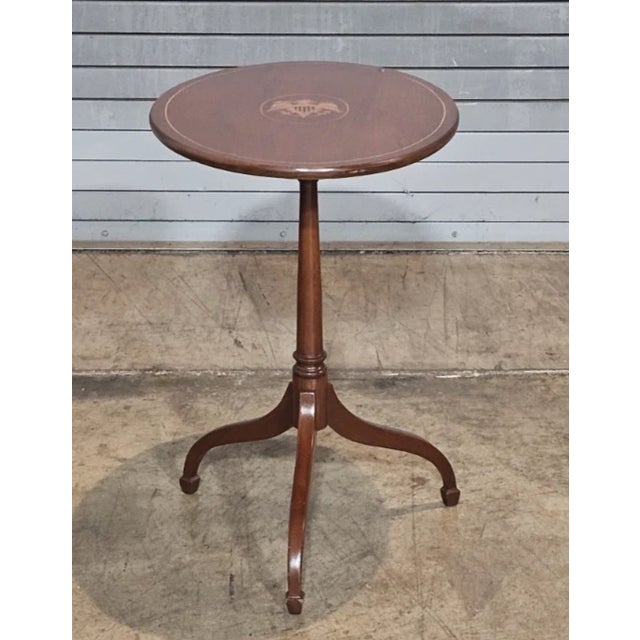 Traditional Kittinger Historic Newport Federal Style Mahogany Tilt Top Table Eagle Inlay For Sale - Image 3 of 12