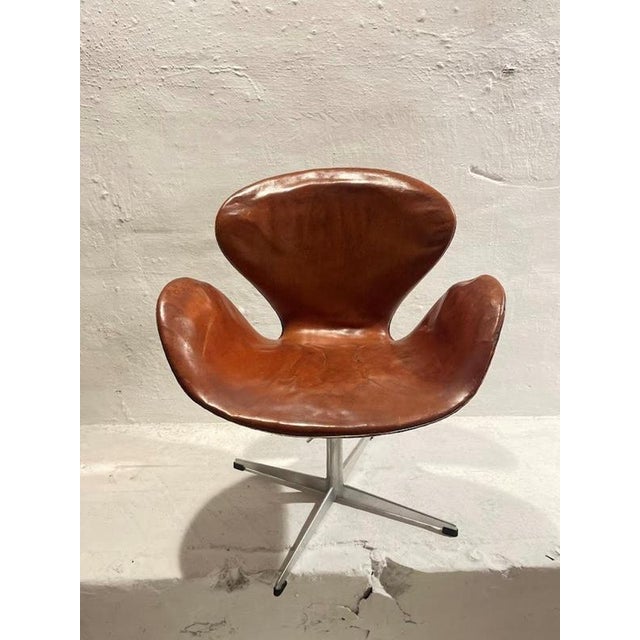 First Edition Swan Chair in Patinated Leather by Arne Jacobsen, 1950s For Sale - Image 4 of 18