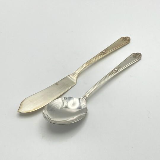 1940s Oneida Community Tudor Silverplate "Sweet Briar" 72-Piece Set (Service for 8 With Bonus Pieces and Wooden Chest) Vintage 1948 For Sale - Image 13 of 18