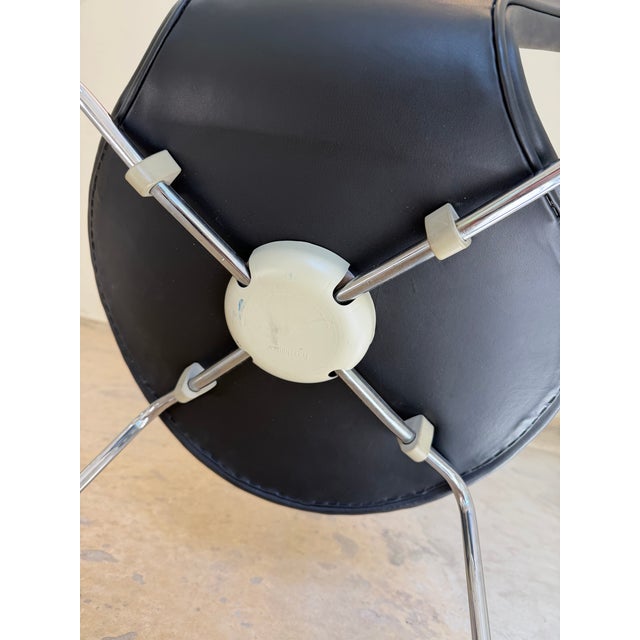 Series 7 Upholstered Chair in Black Genuine Leather by Arne Jacobsen for Fritz Hansen For Sale - Image 11 of 13