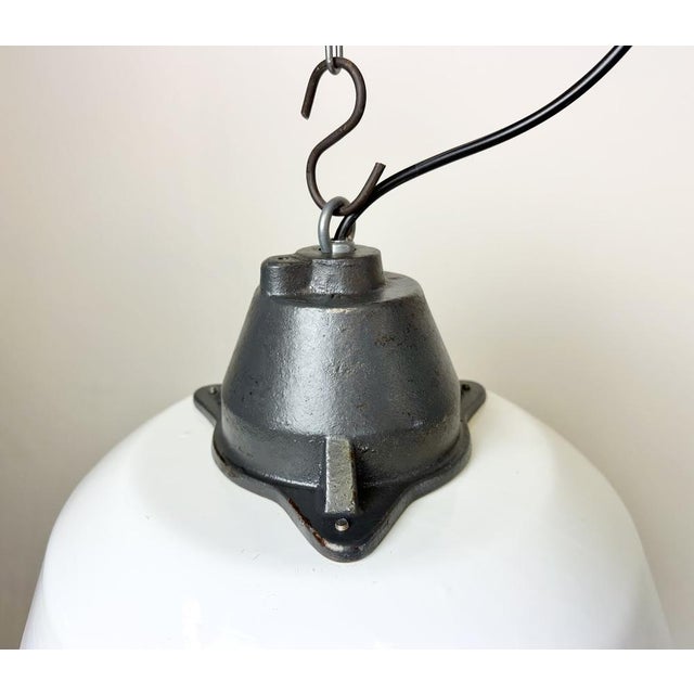 Mid-Century Modern Industrial White Enamel and Cast Iron Pendant Light, 1960s For Sale - Image 3 of 17