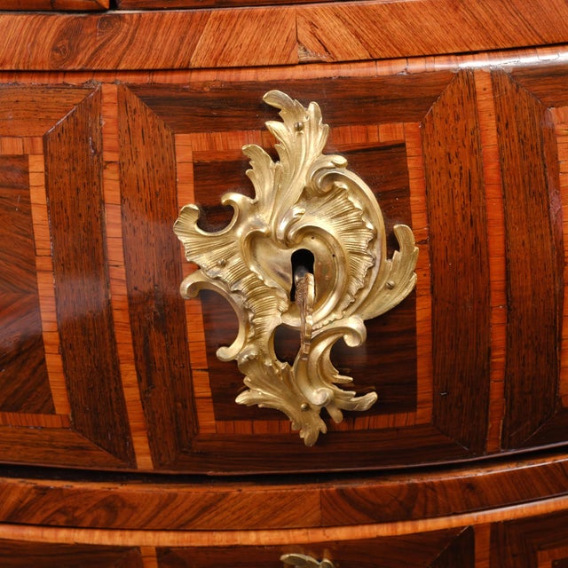 French Louis XV Chest of Drawers, 1760s For Sale - Image 4 of 17