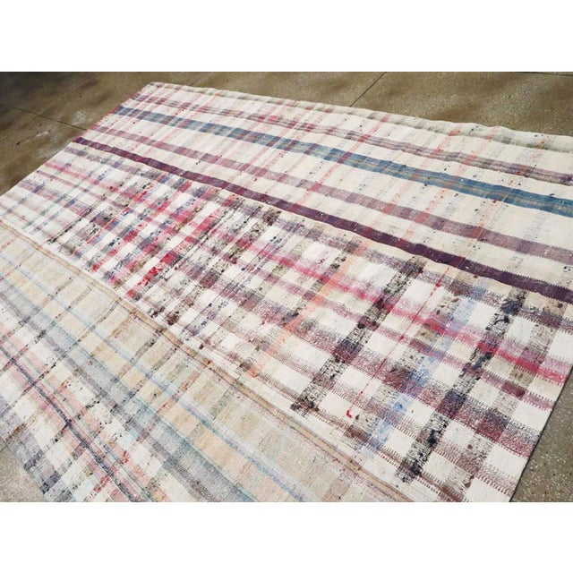 Galerie Shabab Collection Mid-20th Century Turkish Flatweave Kilim Room Size Carpet For Sale In New York - Image 6 of 7