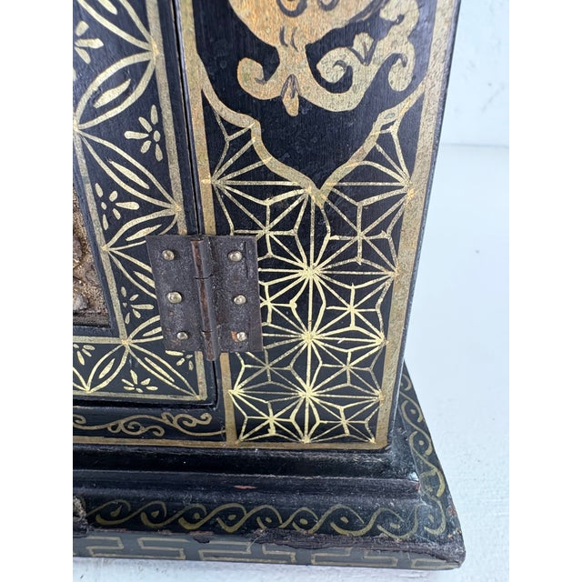 Early 20th Century Hand Painted Chinese Export Large Jewelry Box For Sale In Philadelphia - Image 6 of 12