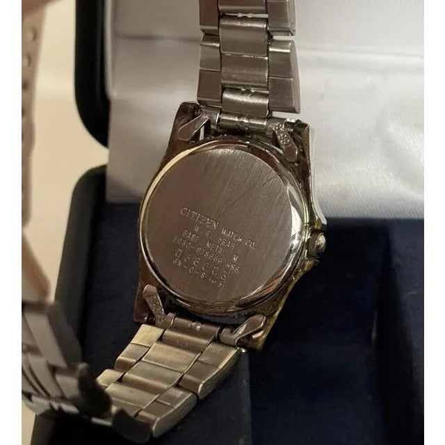 Vintage Citizen Eco Drive Ladies Wrist Watch in the Original Box For Sale - Image 10 of 11