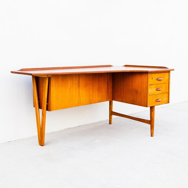 1950s Danish Modern Teak and Oak Boomerang Desk by Peter Lovig Nielsen, Attributed For Sale - Image 11 of 15