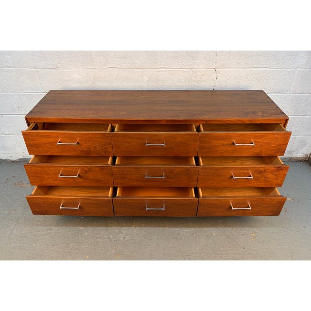 Mid 20th Century Walnut Nine Drawer Dresser by Paul McCobb for Lane For Sale In New York - Image 6 of 15