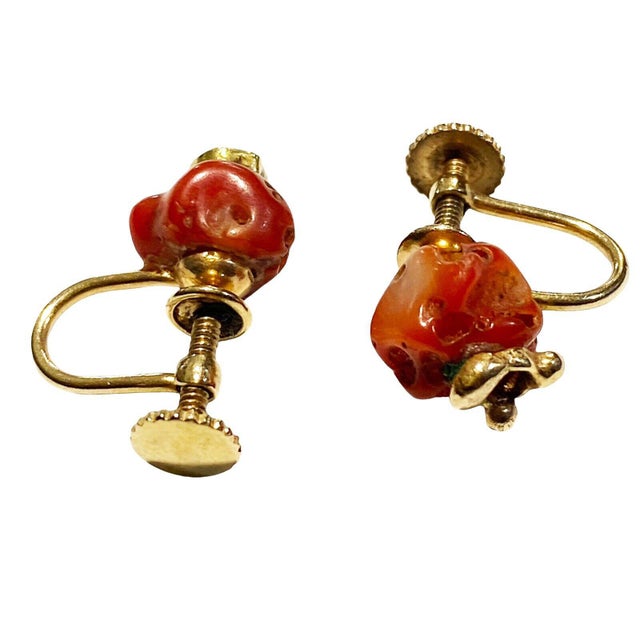 Vintage 18Kt Gold/ Coral Set of Earrings and Ring Size 4 For Sale In New York - Image 6 of 9