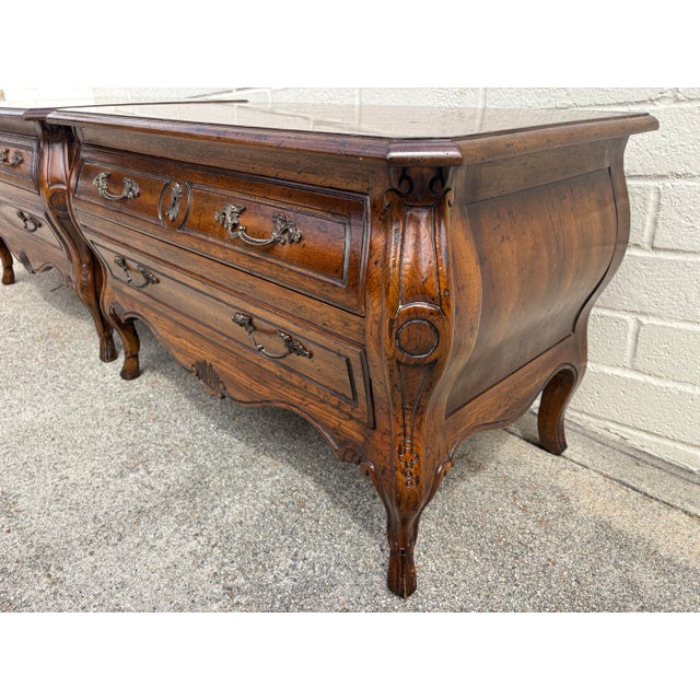 Brown Pair of Vintage Heritage Grand Tour French Louis XV Style Bombe Chests / Nightstands For Sale - Image 8 of 12