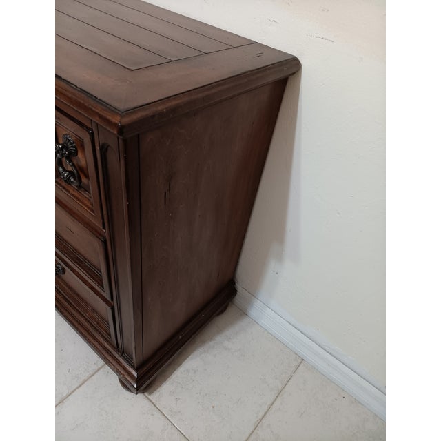 Vintage Stanley Dark Tone Wood Nightstand 3 Drawer Set of 2, Attributed For Sale - Image 4 of 8