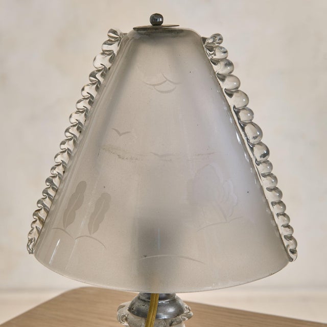 A petite Italian Murano glass table lamp from the 1940s, crafted in the Art Deco era. The compact form features a pulegoso...