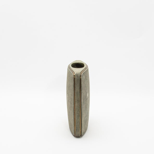 The Square Vase by R&Y Augousti is a stunning fusion of modern elegance and meticulous craftsmanship. Handcrafted from...