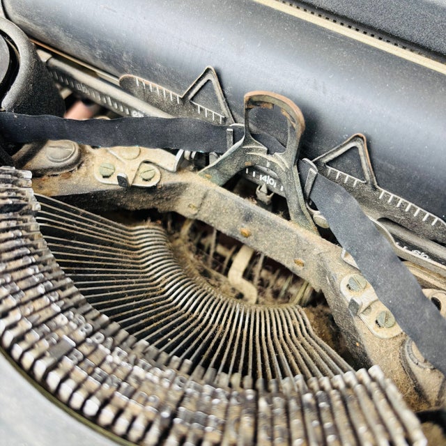 1930s Underwood Noiseless 77 Portable Typewriter For Sale - Image 10 of 17