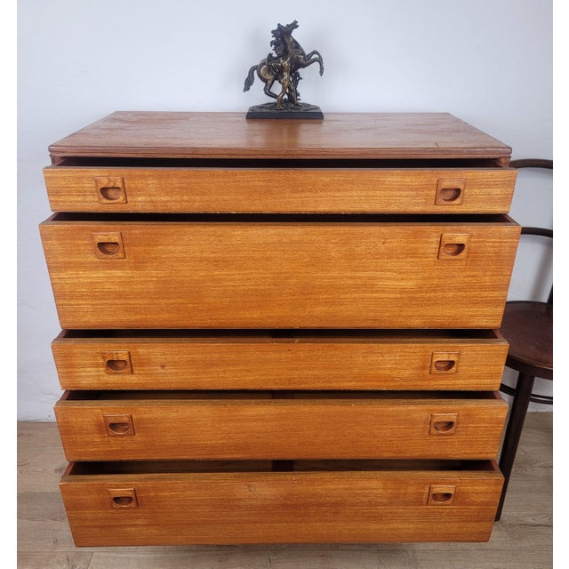 This is a gorgeous original Alfred Cox Chest of drawers which would make for a charming mid-20th century addition to the...