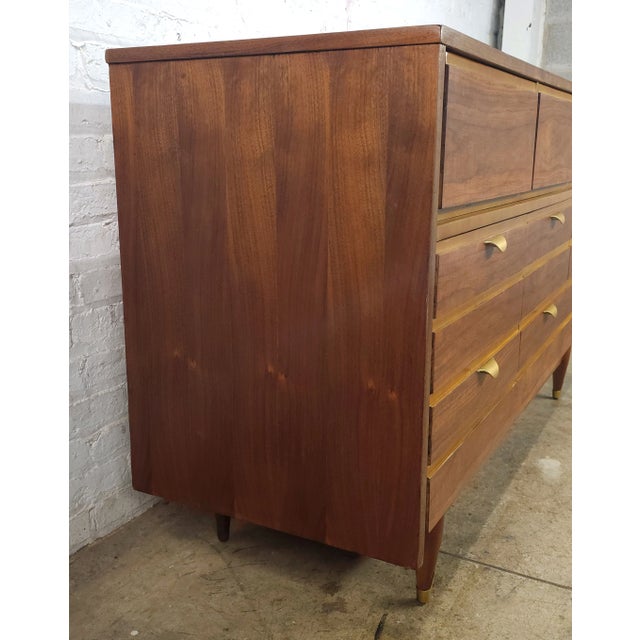 Wood 1960s Refreshing Mid Century Modern Walnut 9 Drawer Long Dresser Mainline Hooker For Sale - Image 7 of 12