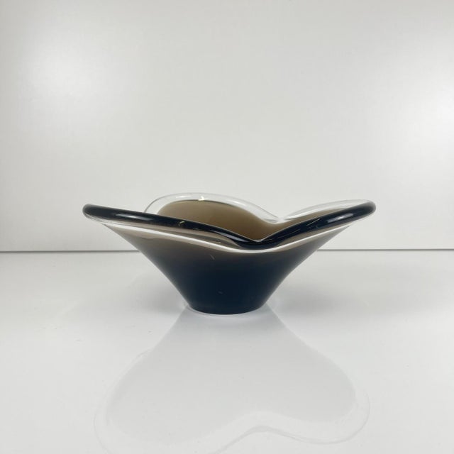 Free-form blown smoked glass bowl, 1970 Dimensions: 26 x 23 cm Height: 10 cm Good overall condition, vintage item, shows...