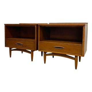 1970s Mid-Century Modern Pair of Walnut-Toned End Tables With Open Shelf and Dovetail Drawer For Sale