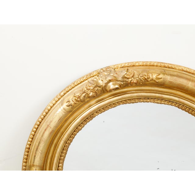 English 19th Century Round Giltwood Mirror with Carved Flowers and Etched Motifs For Sale - Image 4 of 8