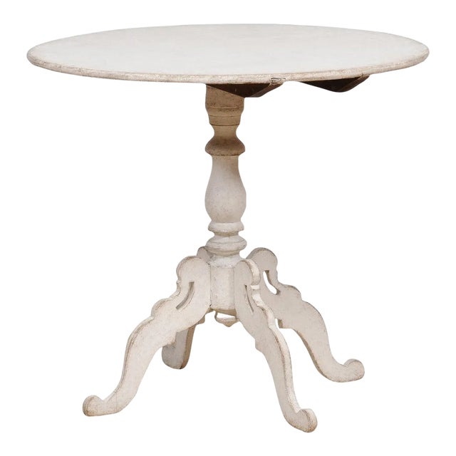 1860s Swedish Light Grey Painted Tilt-Top Table with Round Top and Carved Legs For Sale