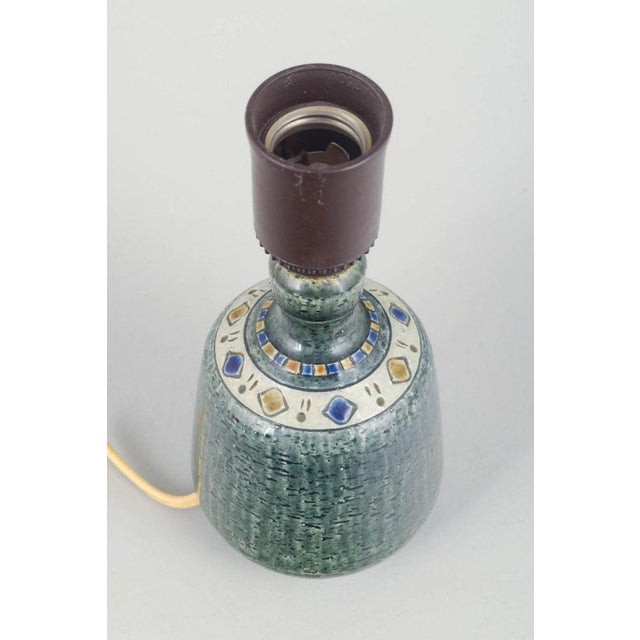 Yngve Blixt for Höganäs, table lamp. Decorative table lamp in stoneware with characteristic textured surface and green...