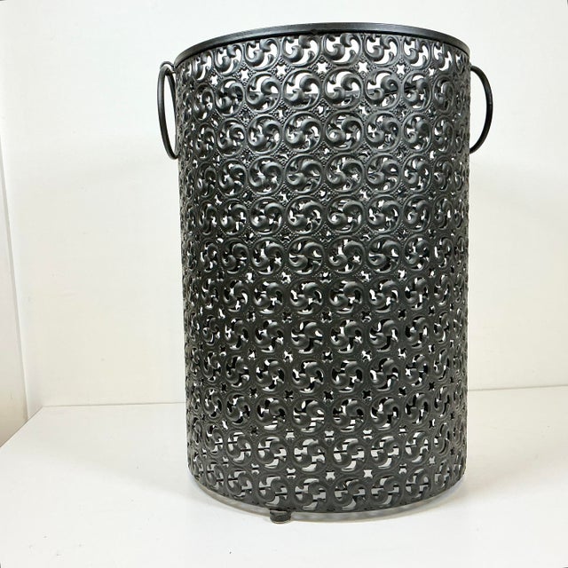 1980s Vintage Neoclassical Italian Hollywood Regency Pierced Metal Open Hamper. For Sale - Image 4 of 11