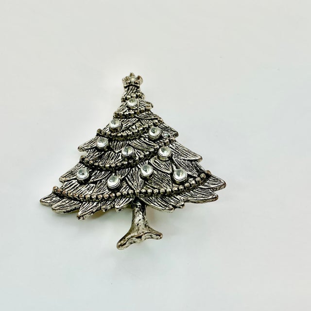 American 1980s Vintage Americana Boho Chic Burnished Silver Tone Bejeweled Christmas Tree Brooch. For Sale - Image 3 of 6
