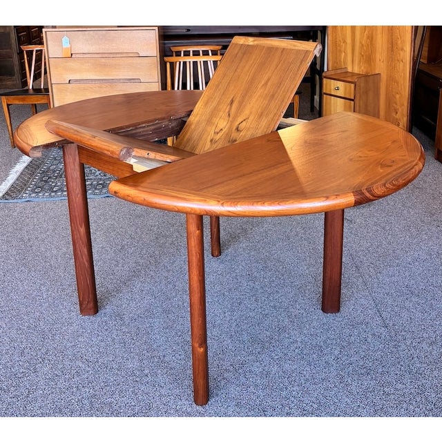 Mid 20th Century Danish Mid Century Modern Extending Teak Round Dining Table c.1960 For Sale - Image 5 of 11