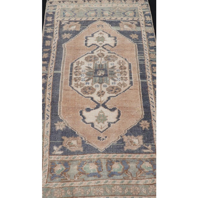 Vintage Turkish Oushak Rug with All-Over Sub-Geometric Medallion Design. Keivan Woven Arts / rug EN-15917, country of...