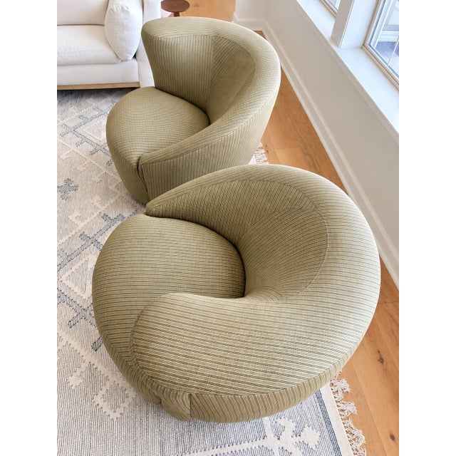 Vladimir Kagan 1960s Pair of Swiveling "Nautilus" Chairs by Vladimir Kagan Weiman in Original Fabric Ready for Reupholstery For Sale - Image 4 of 7